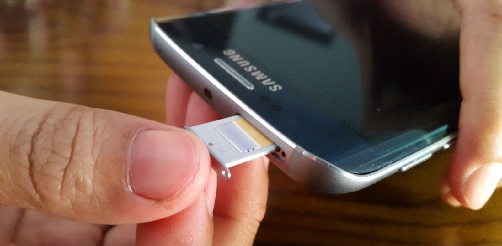 Inserting SIM Card Into Galaxy S6 Edge: Easy Steps