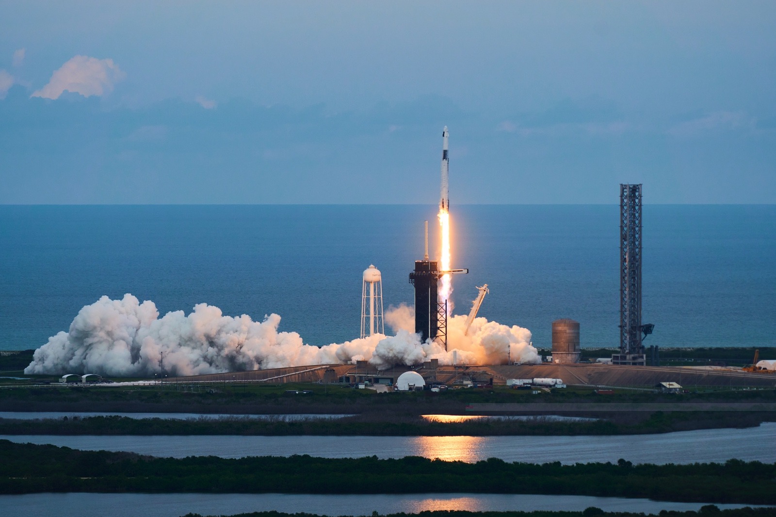 japanese-lunar-lander-touches-down-and-axiom-space-launches-third-mission-with-spacex