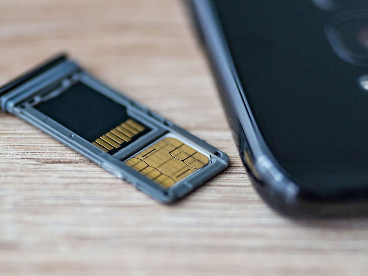opening-a-sim-card-slot-essential-steps