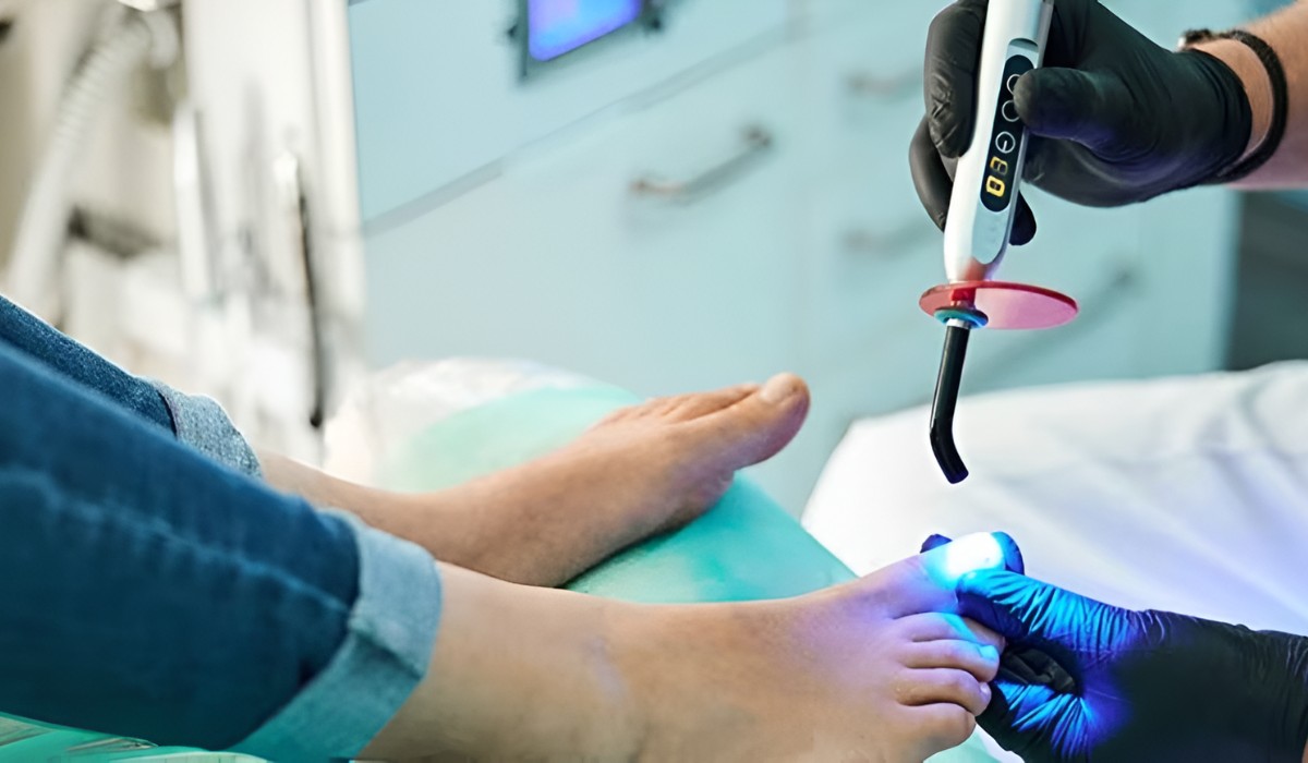 podiatric-care-applying-blue-light-treatment-for-effective-toenail-fungus-treatment