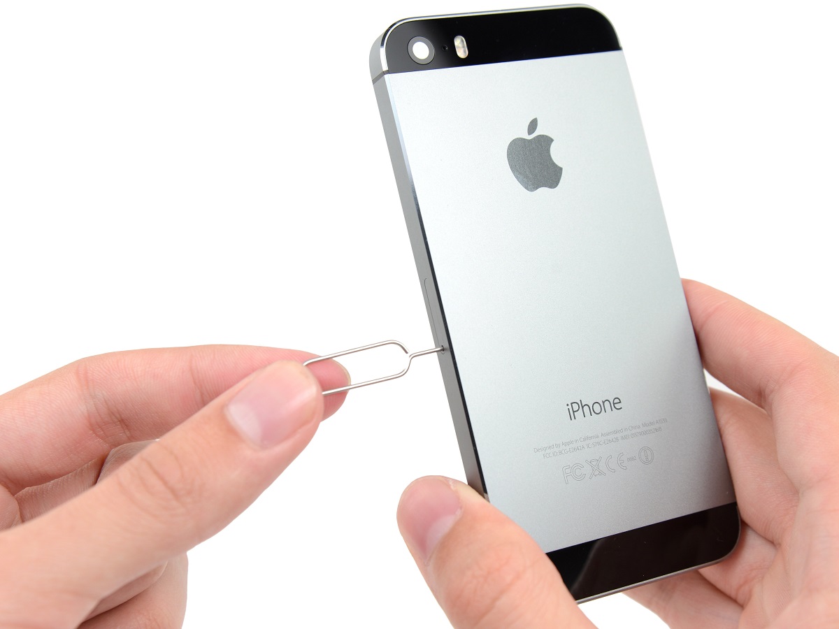 proper-insertion-of-sim-card-in-iphone-se-step-by-step