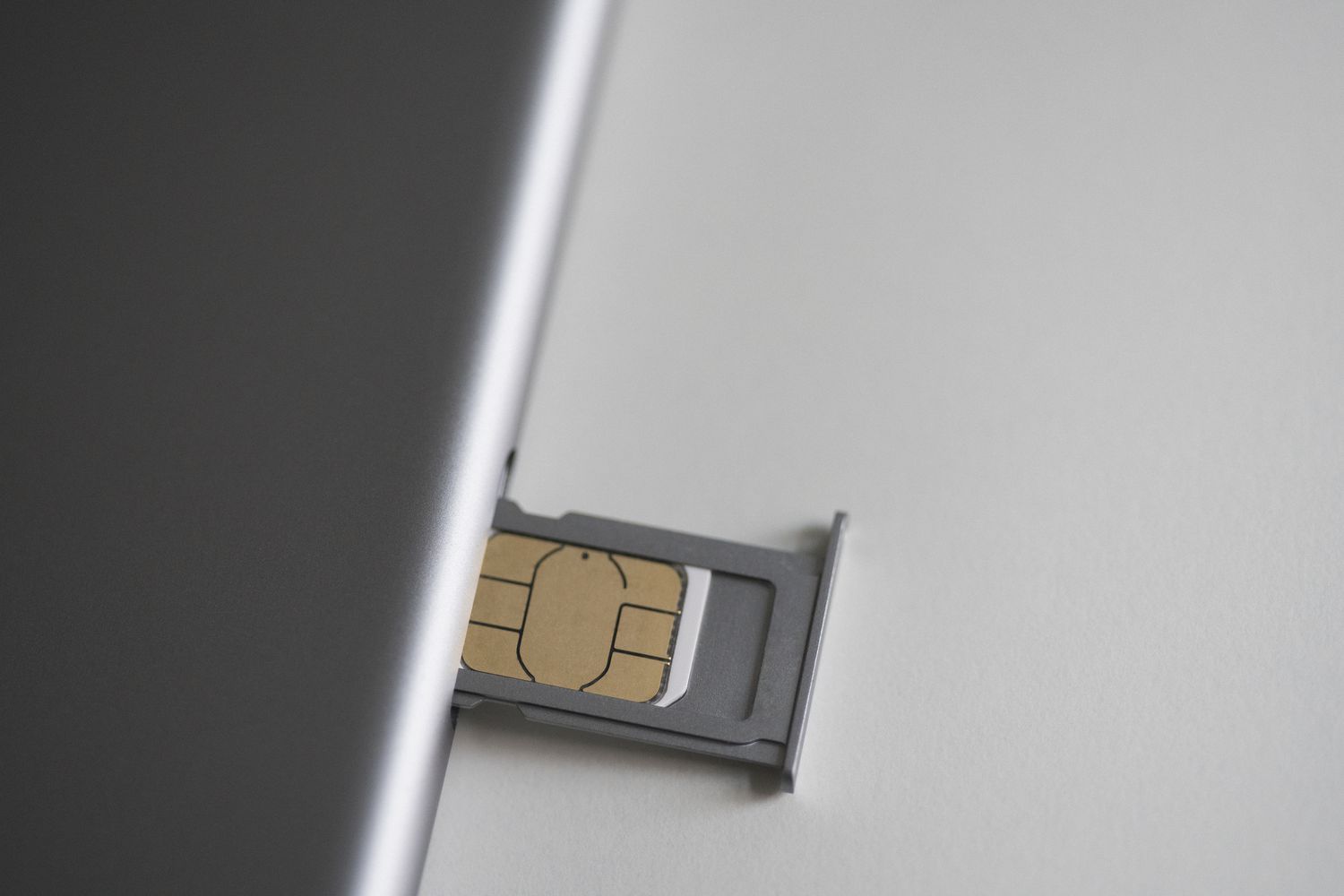 proper-way-to-open-your-sim-card-slot