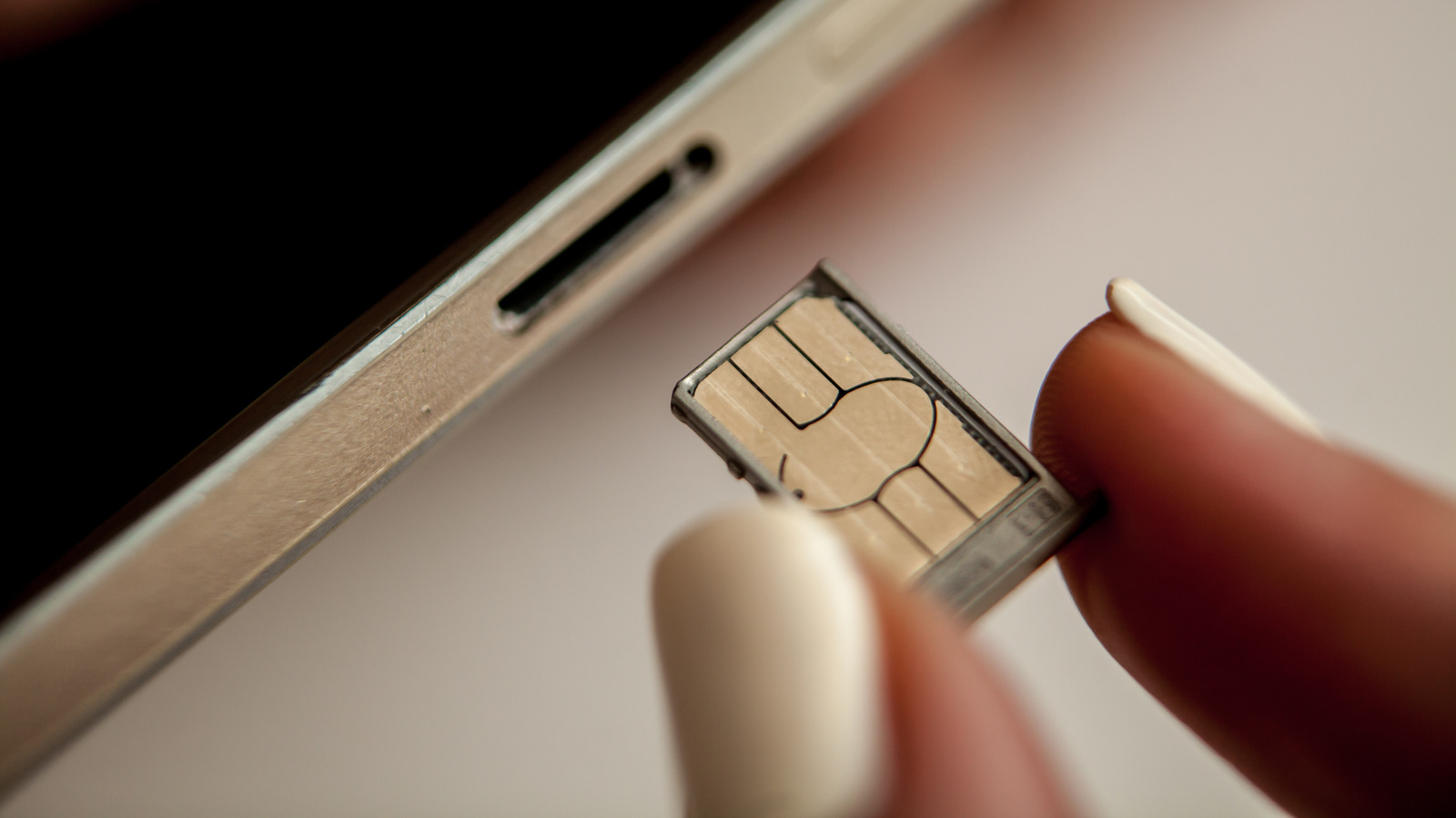 Safely Removing SIM Card From Galaxy S21