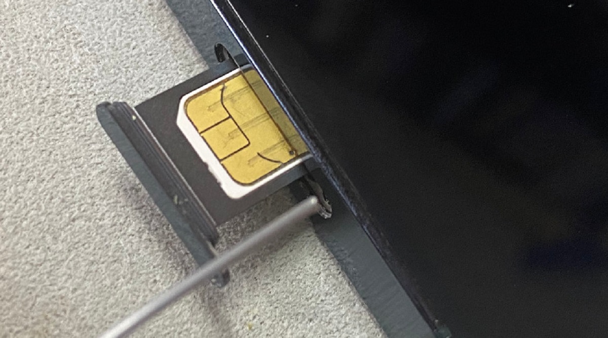 safely-taking-out-your-sim-card
