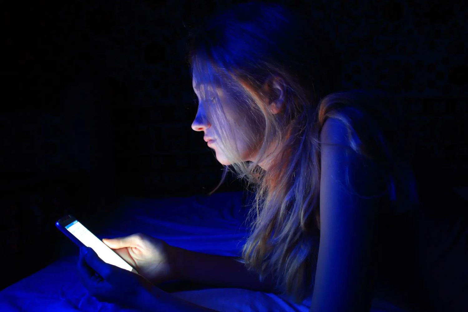 smartphone-insights-understanding-the-significance-of-blue-light-on-phones