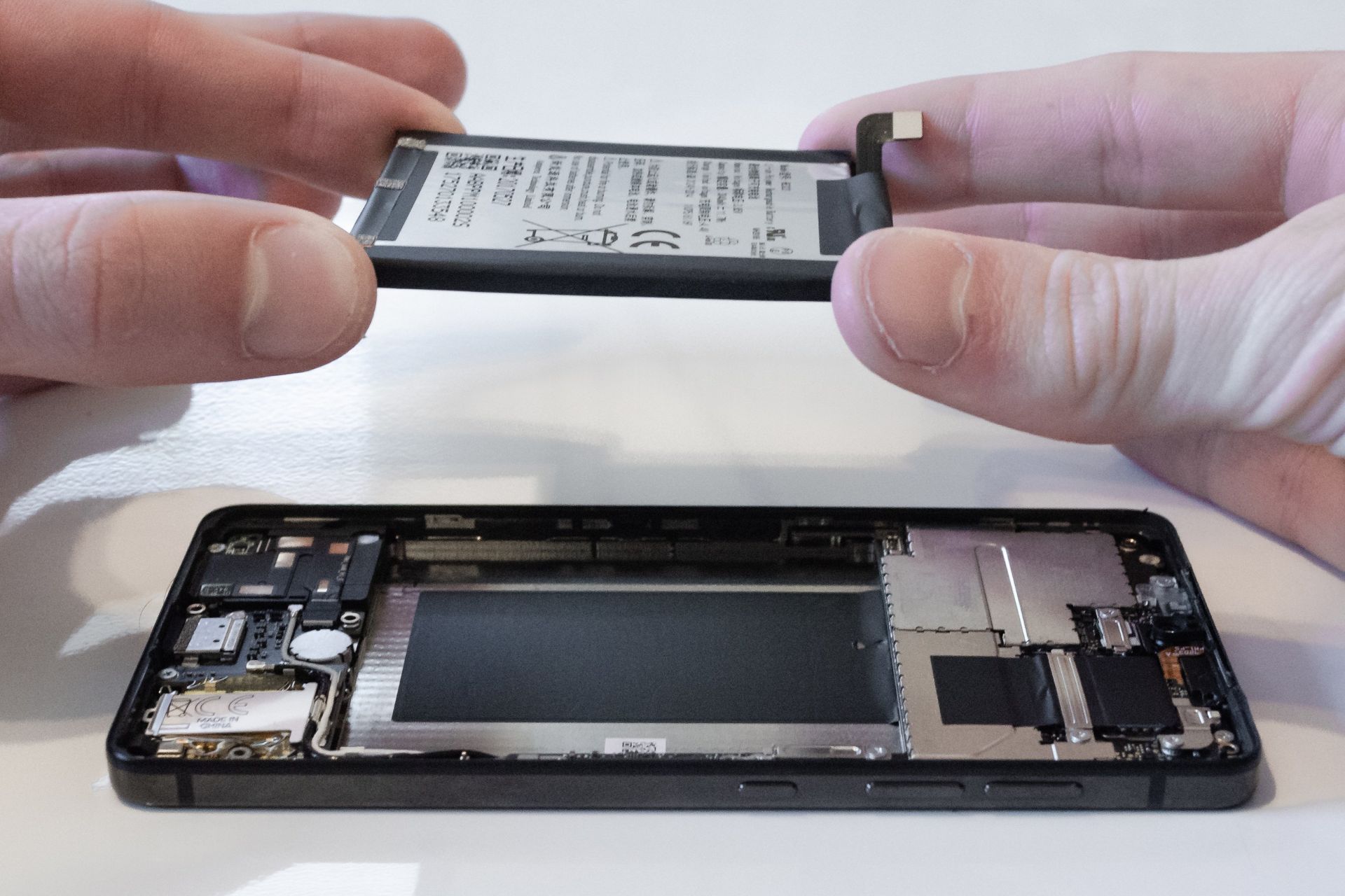 Step-by-Step Guide: Replacing The Battery In A Waterproof Phone