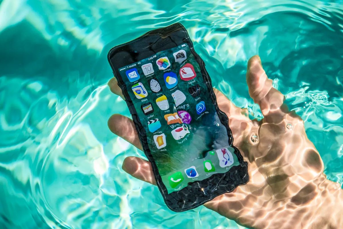 the-technology-behind-making-phones-waterproof-explained