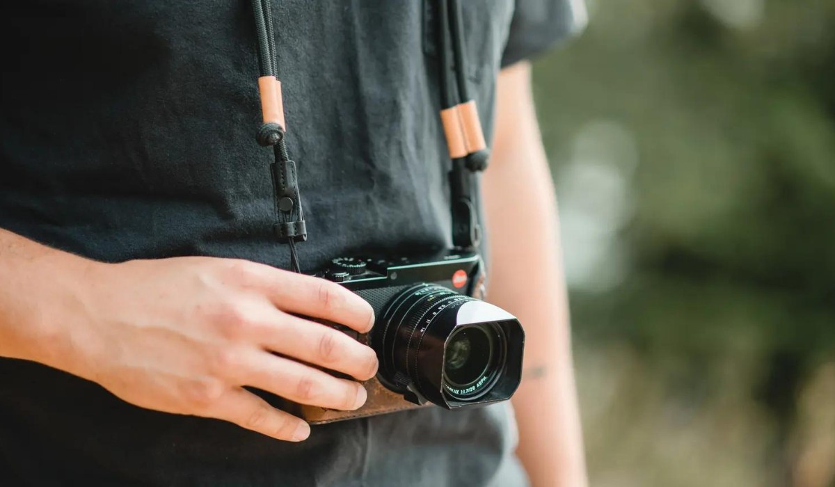 What Is The Proper Adjustment For A DSLR Camera Strap