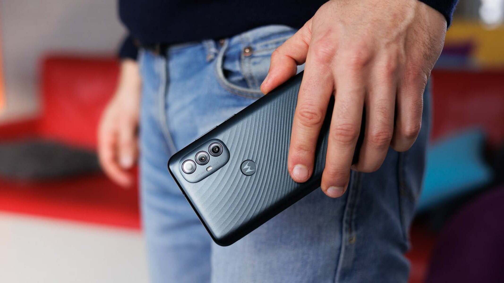 locating-the-back-button-on-moto-g-power