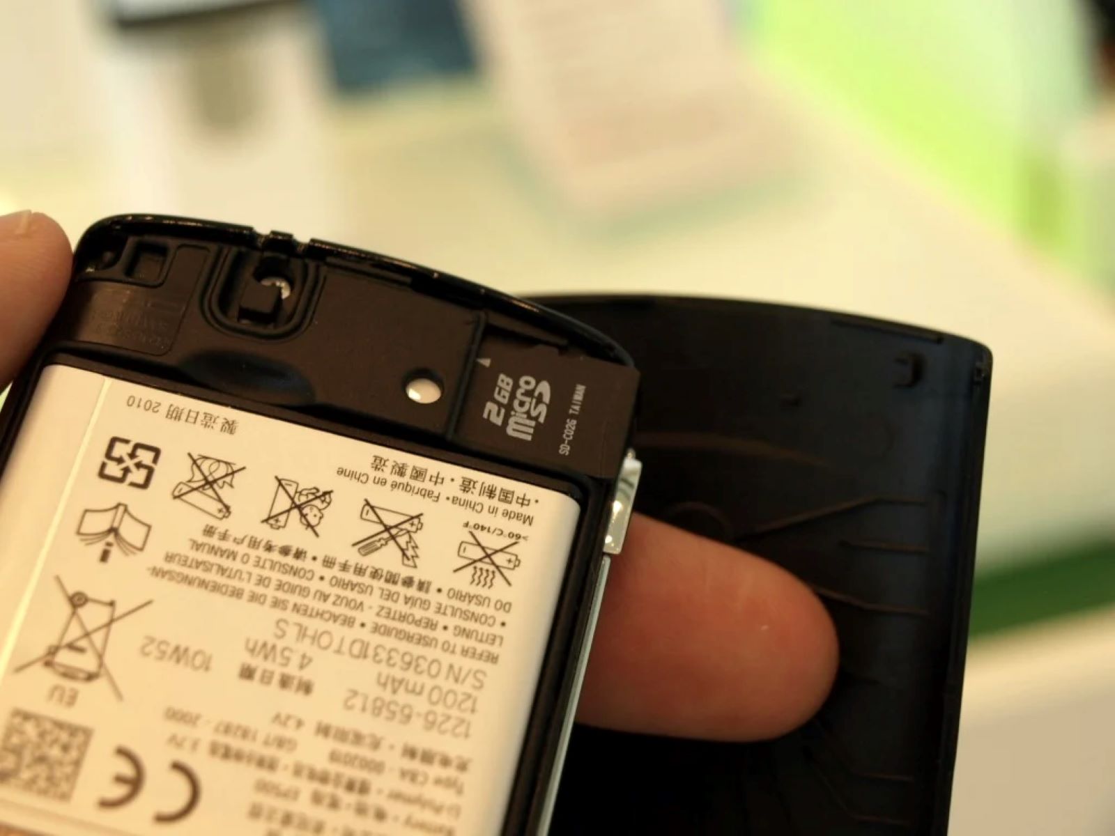 Safely Removing Battery From Sony Xperia Mini