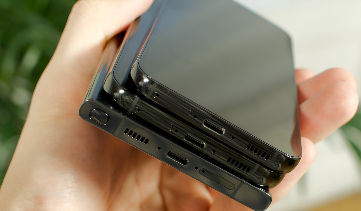 unveiling-the-headphone-jack-location-on-samsung-s20