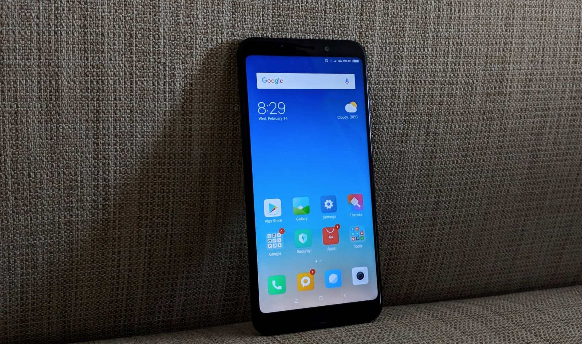 Xiaomi Redmi 5 Plus: Inserting The SIM Card Made Simple